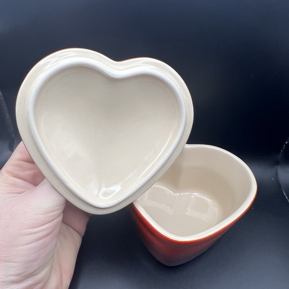 Le Creuset Ombre Red Heart Shape Miniature Covered Ramekin Stoneware Cocotte - Picture 4 of 12